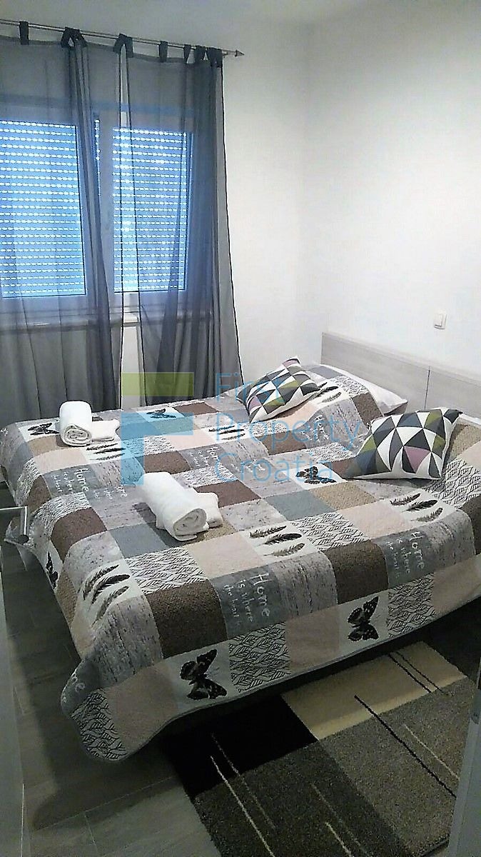 RG0811 - Apartmanska vila 50m od mora, okolica Rogoznice, na prodaju