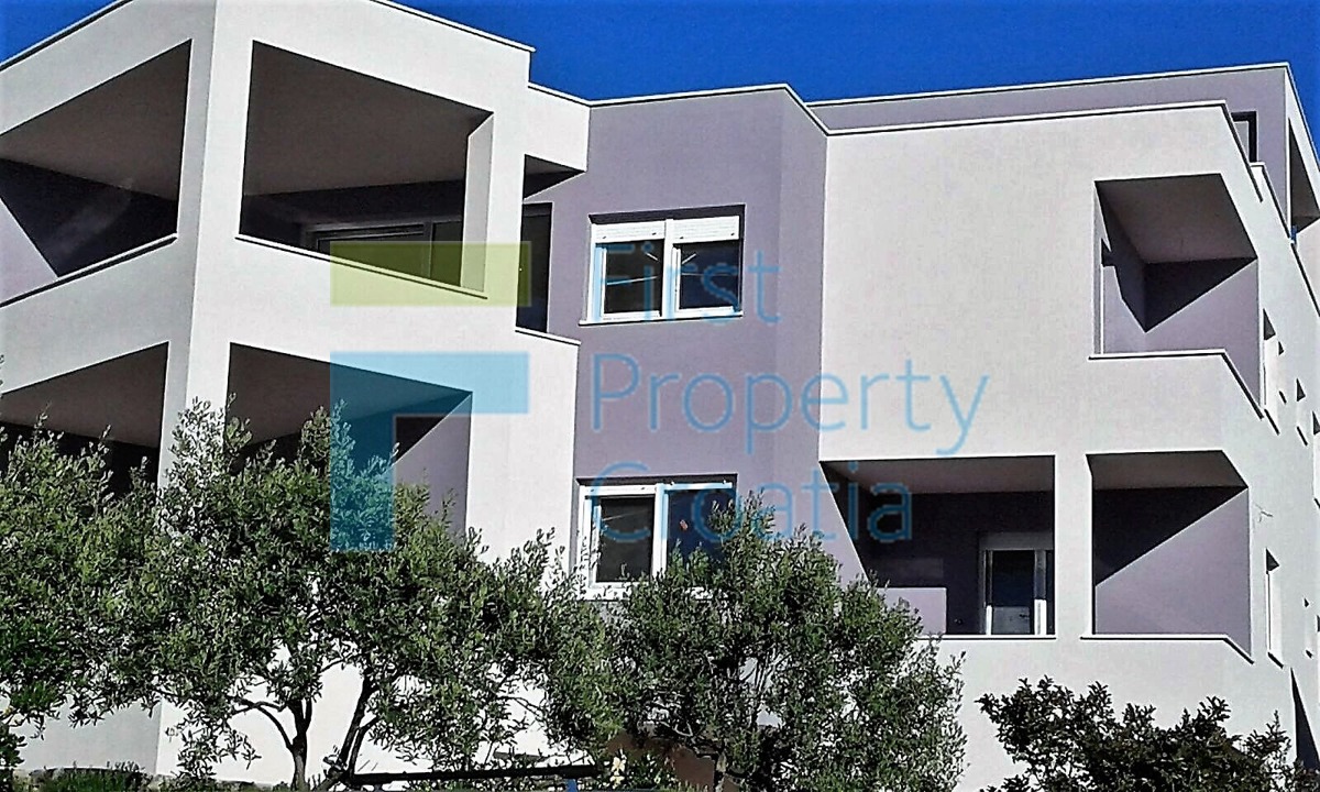 RG0811 - Apartmanska vila 50m od mora, okolica Rogoznice, na prodaju