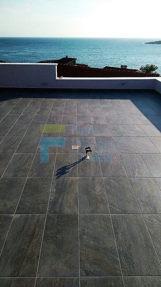 RG0811 - Apartmanska vila 50m od mora, okolica Rogoznice, na prodaju