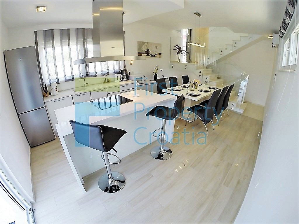 TG1175 - Urbana vila s prekrasnim pogledom na more, Čiovo, na prodaju