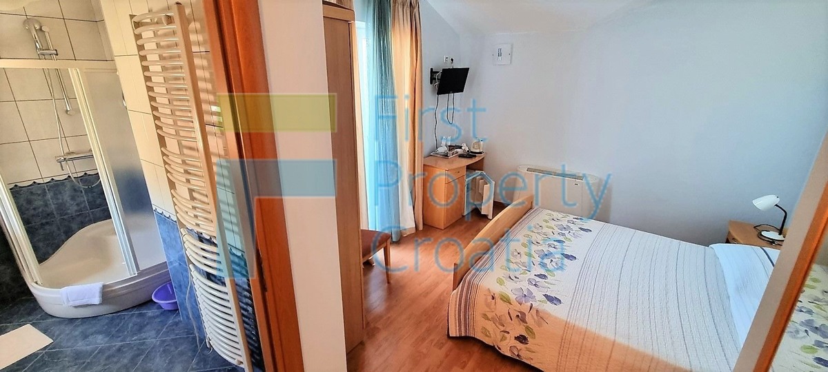 TG1614 - Aparthotel s bazenom, u blizini centra Trogira, na prodaju