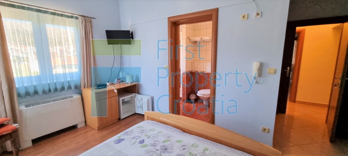 TG1614 - Aparthotel s bazenom, u blizini centra Trogira, na prodaju