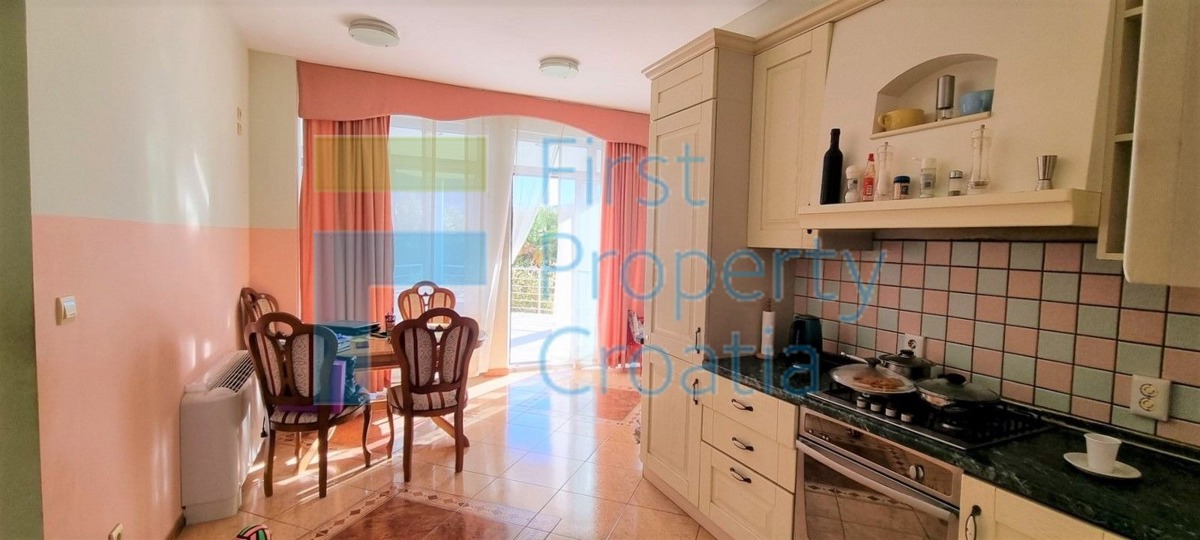 TG1614 - Aparthotel s bazenom, u blizini centra Trogira, na prodaju