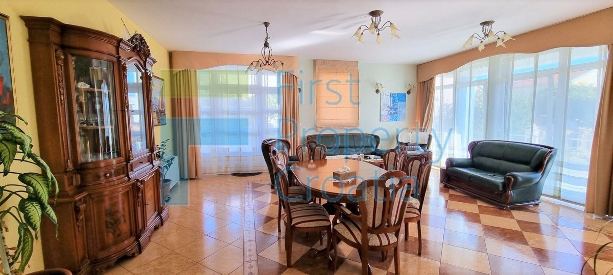 TG1614 - Aparthotel s bazenom, u blizini centra Trogira, na prodaju