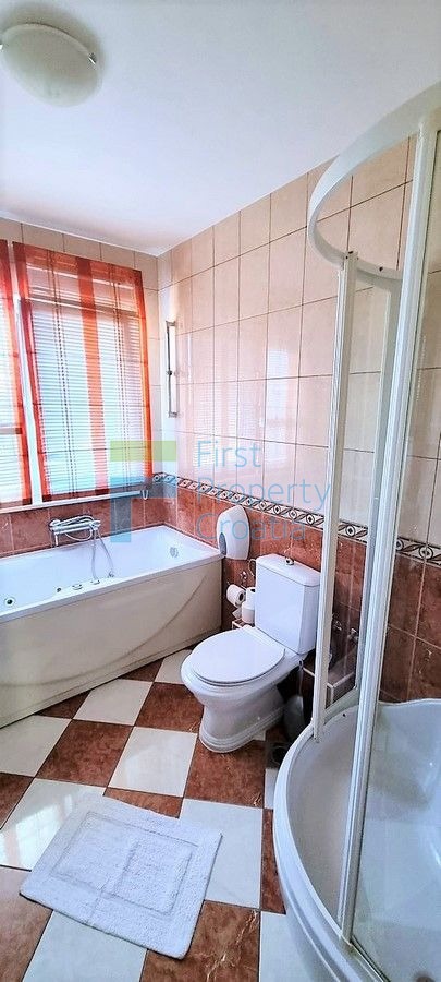 TG1614 - Aparthotel s bazenom, u blizini centra Trogira, na prodaju