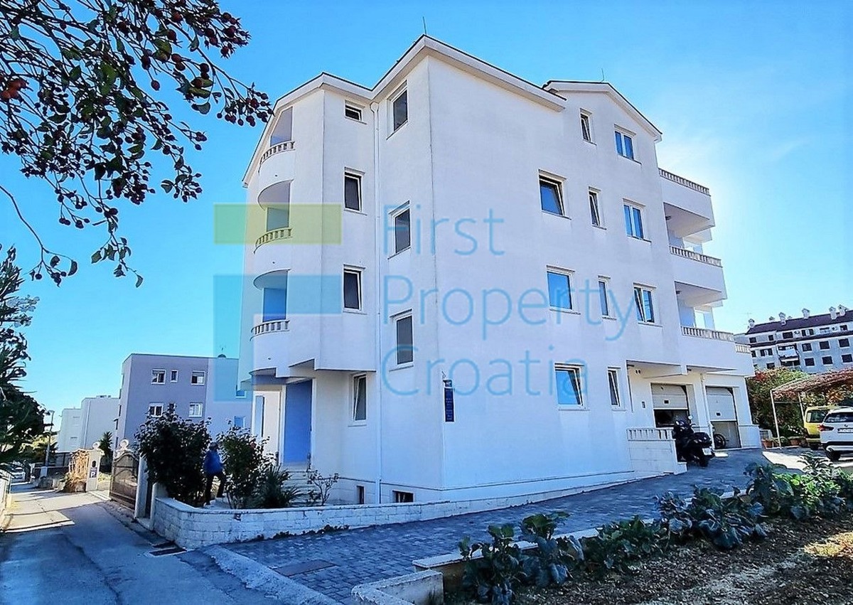 TG1614 - Aparthotel s bazenom, u blizini centra Trogira, na prodaju