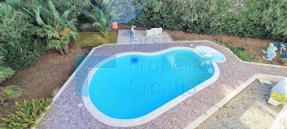 TG1614 - Aparthotel s bazenom, u blizini centra Trogira, na prodaju