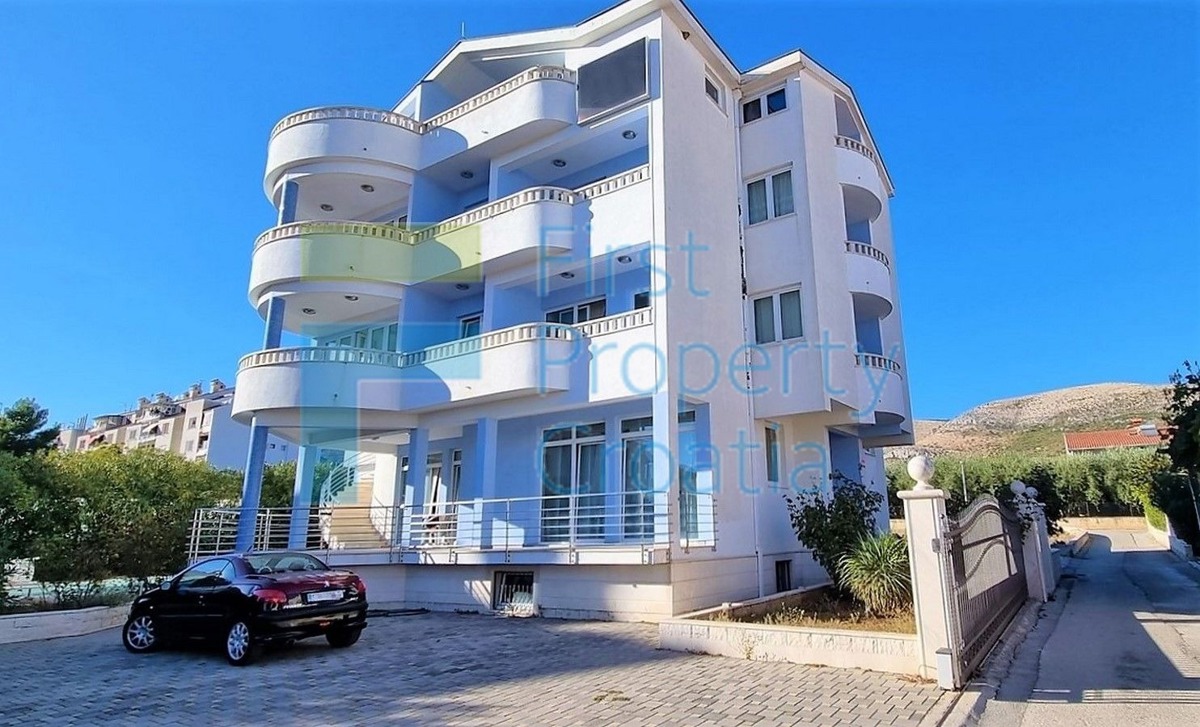 TG1614 - Aparthotel s bazenom, u blizini centra Trogira, na prodaju