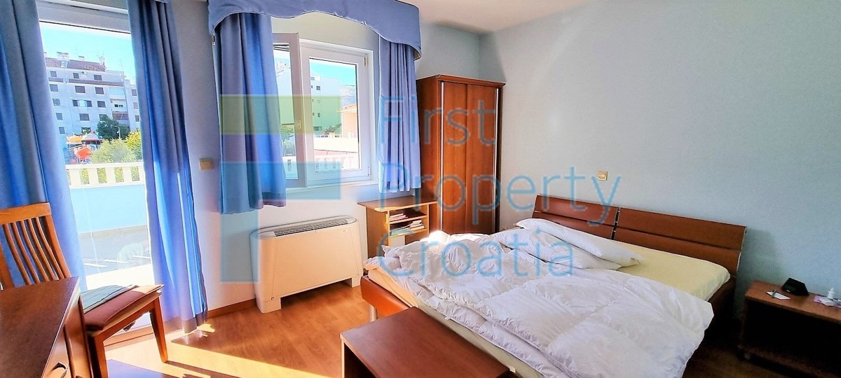 TG1614 - Aparthotel s bazenom, u blizini centra Trogira, na prodaju