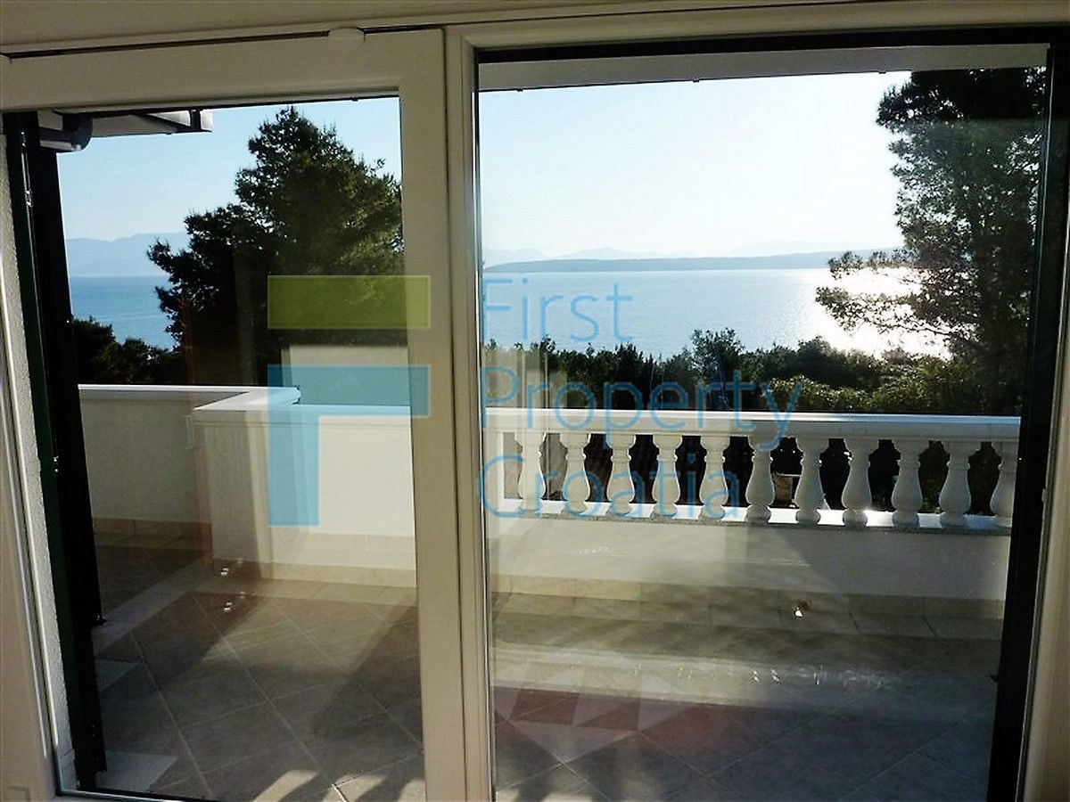 SO1025 - Apartmanska vila u mirnom području, Šolta, na prodaju