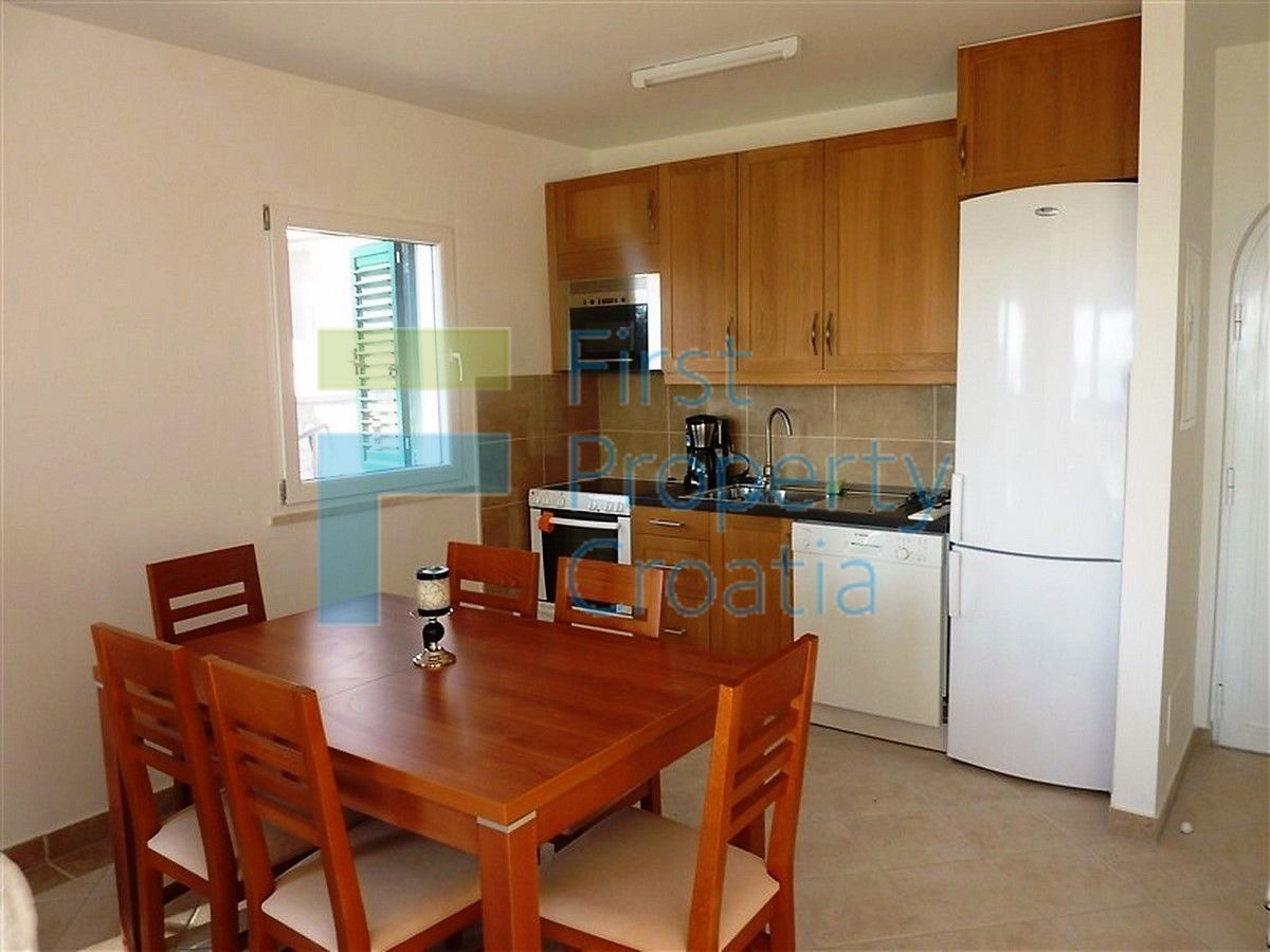 SO1025 - Apartmanska vila u mirnom području, Šolta, na prodaju