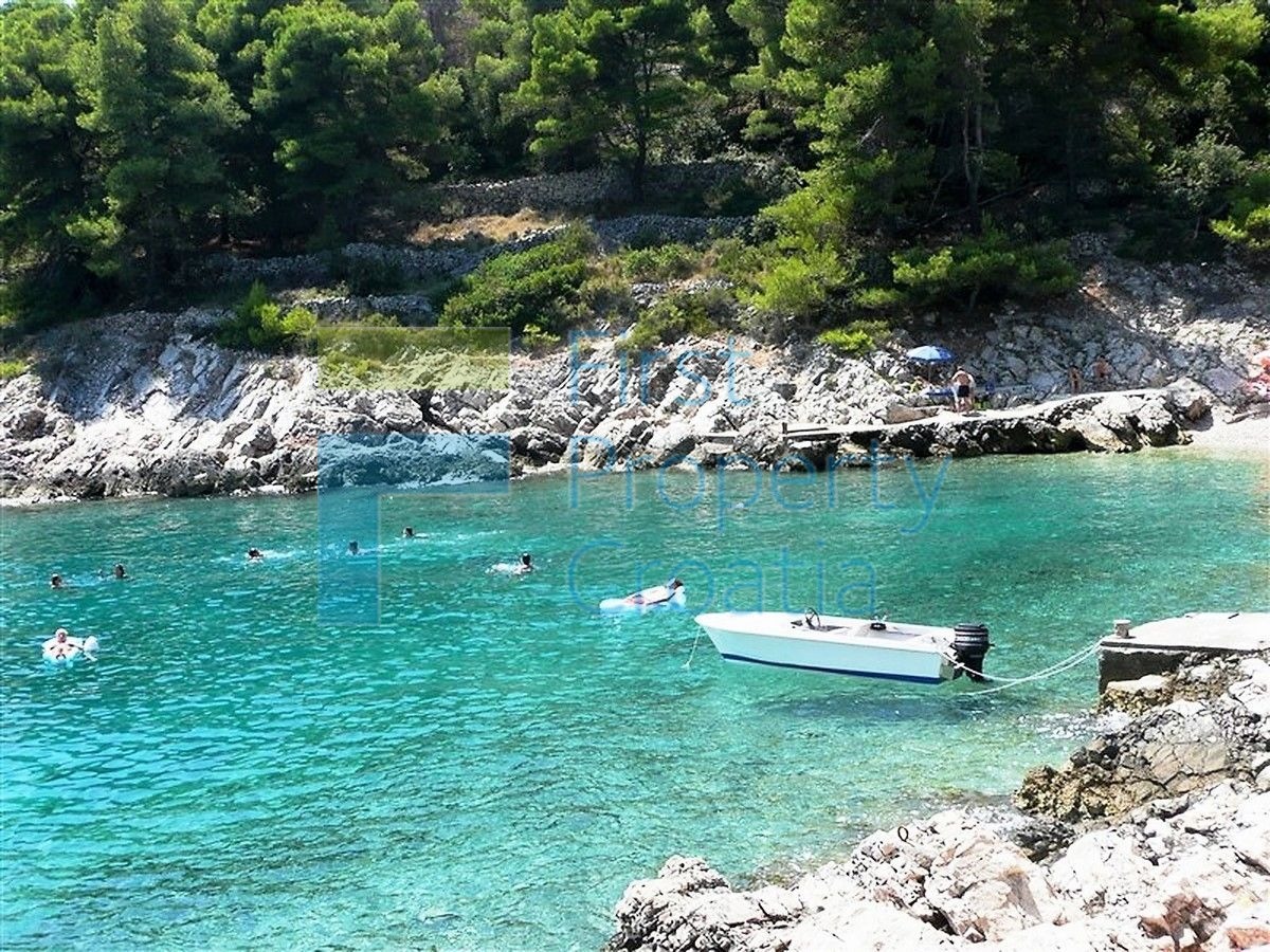 SO1025 - Apartmanska vila u mirnom području, Šolta, na prodaju