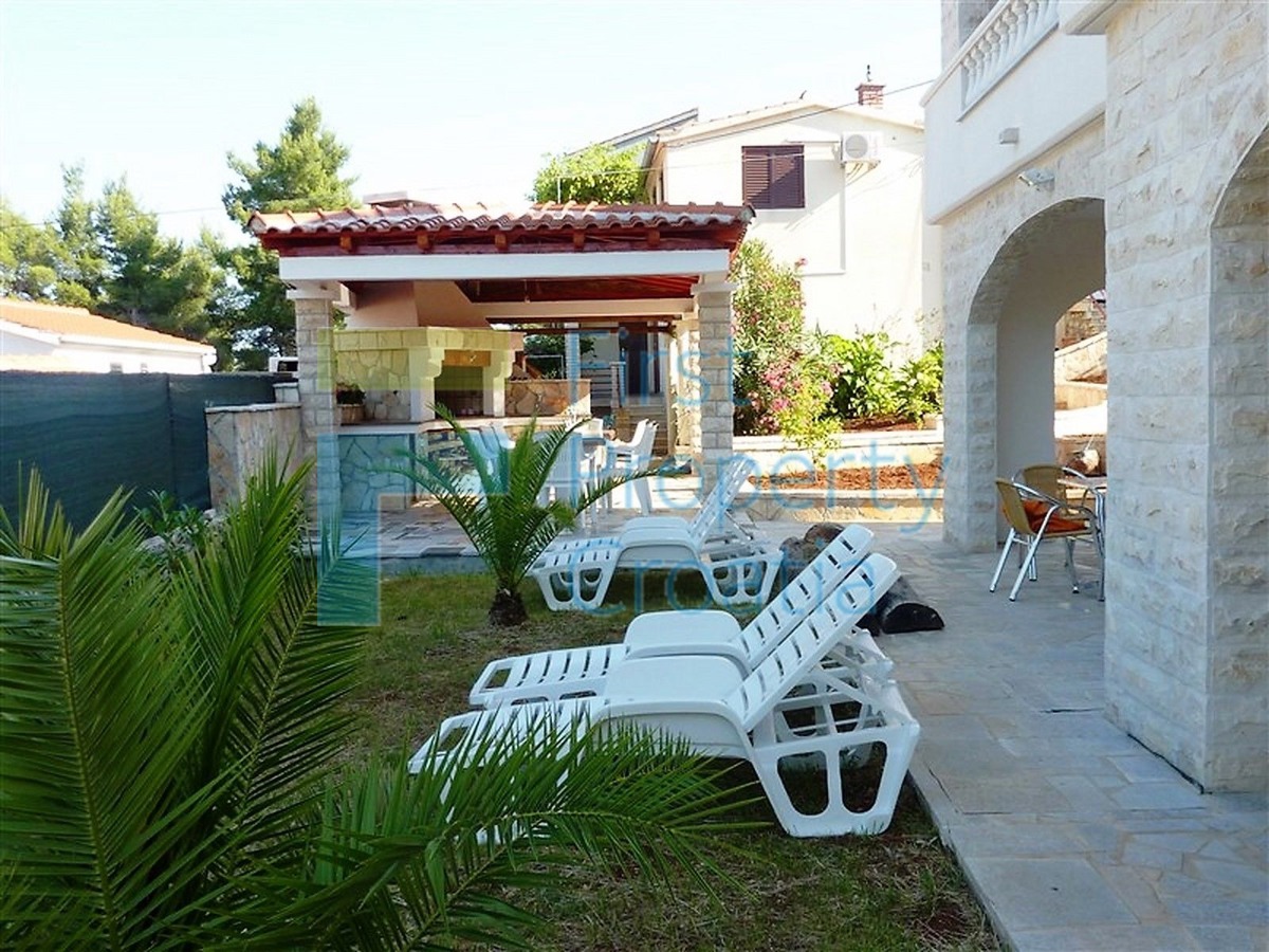 SO1025 - Apartmanska vila u mirnom području, Šolta, na prodaju