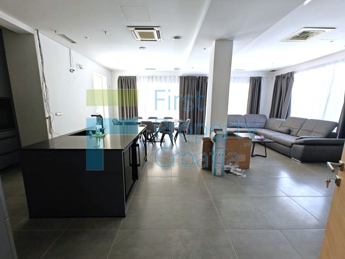 TG1634 - Prostrana vila s prekrasnim pogledom, Čiovo, na prodaju