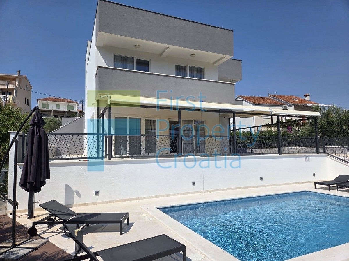 TG1634 - Prostrana vila s prekrasnim pogledom, Čiovo, na prodaju