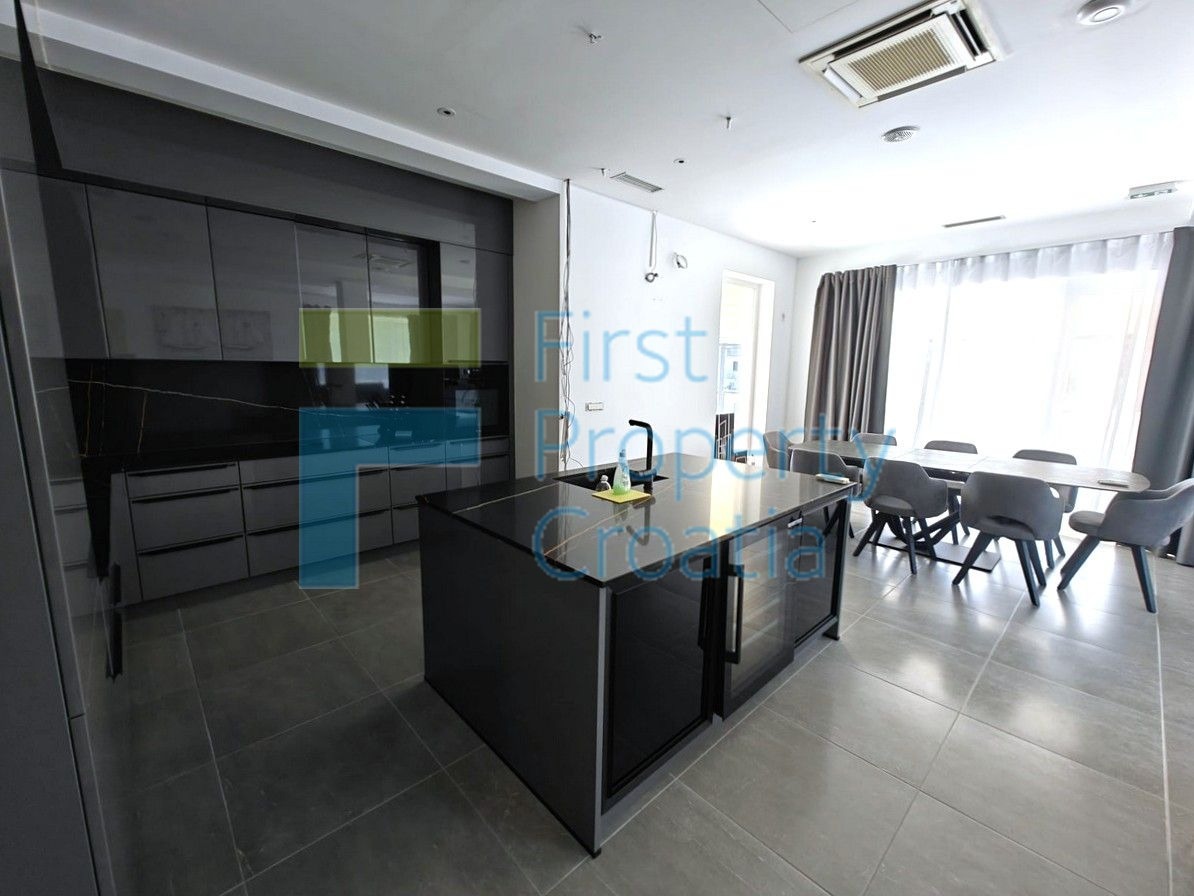 TG1634 - Prostrana vila s prekrasnim pogledom, Čiovo, na prodaju