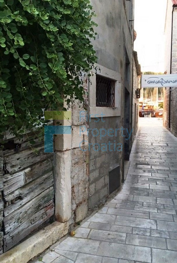 HV1101 - Kamena kuća samo 20m od promenade u Jelsi, Hvar, na prodaju