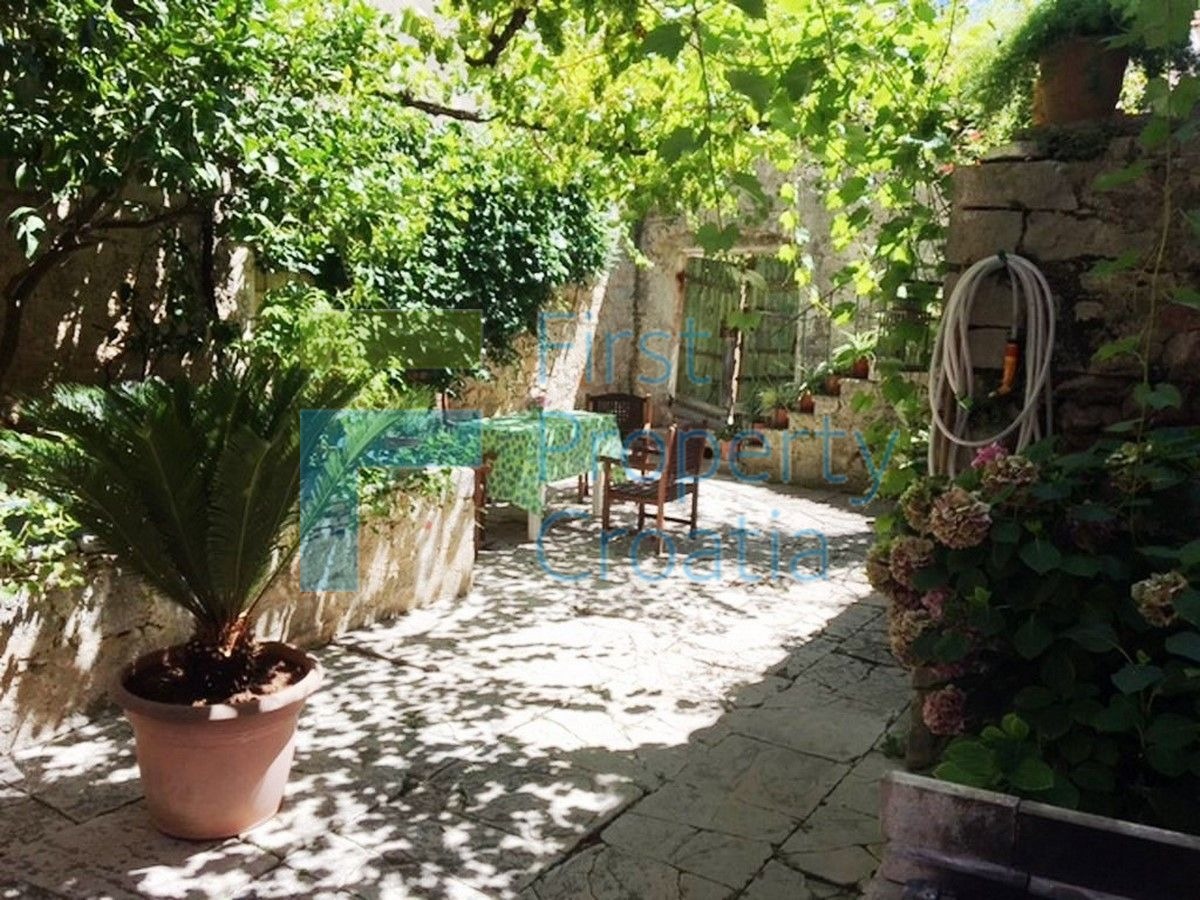 HV1101 - Kamena kuća samo 20m od promenade u Jelsi, Hvar, na prodaju