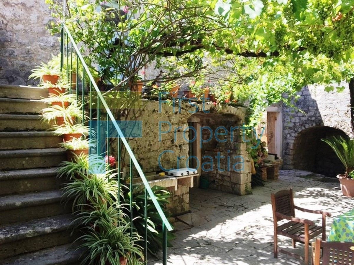 HV1101 - Kamena kuća samo 20m od promenade u Jelsi, Hvar, na prodaju