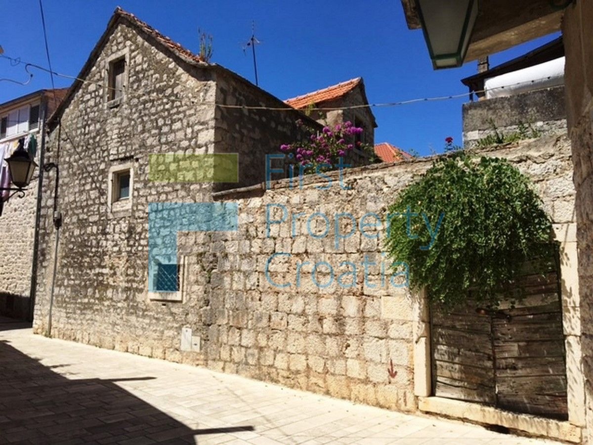 HV1101 - Kamena kuća samo 20m od promenade u Jelsi, Hvar, na prodaju