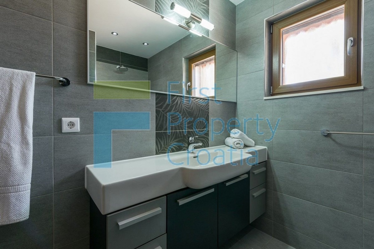 TG1637 - Jedinstvena kuća uz more, okolica Trogira, na prodaju