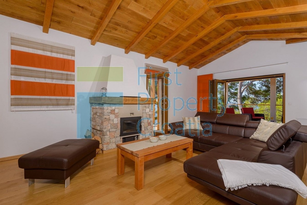 TG1637 - Jedinstvena kuća uz more, okolica Trogira, na prodaju