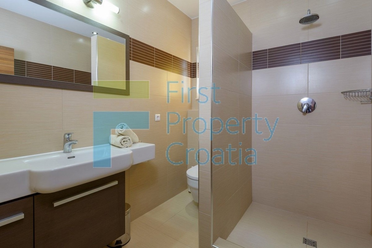 TG1637 - Jedinstvena kuća uz more, okolica Trogira, na prodaju