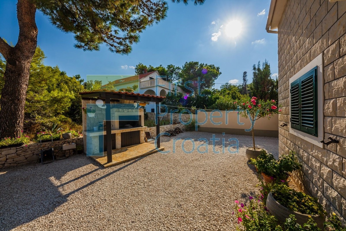 BR0758 - Tradicionalna vila prvi red do mora, Brač, na prodaju