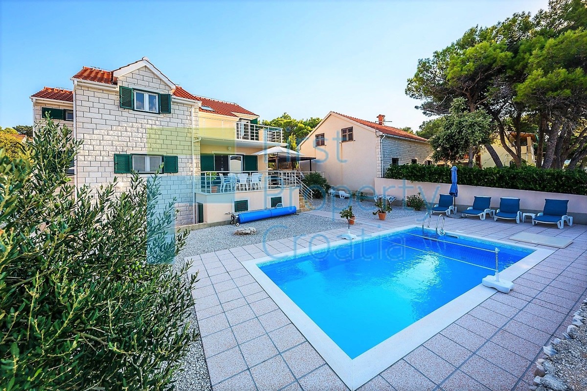 BR0758 - Tradicionalna vila prvi red do mora, Brač, na prodaju