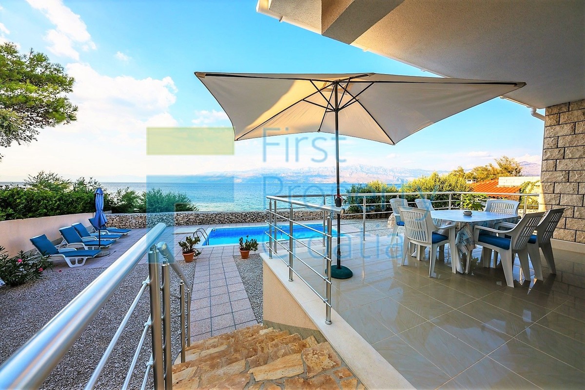 BR0758 - Tradicionalna vila prvi red do mora, Brač, na prodaju