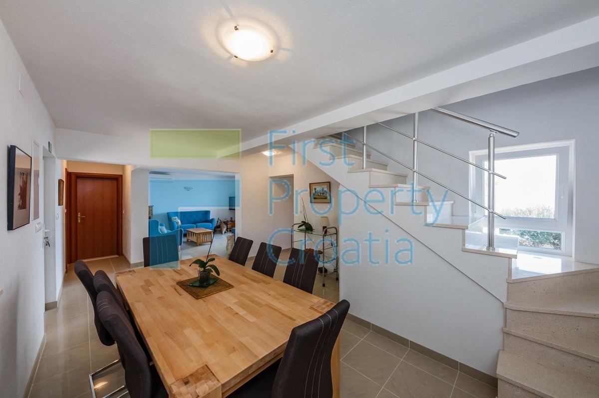 BR0758 - Tradicionalna vila prvi red do mora, Brač, na prodaju