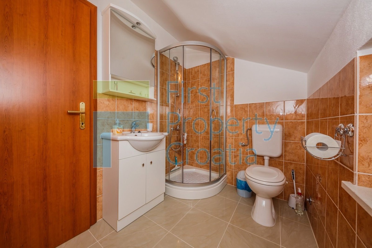 BR0758 - Tradicionalna vila prvi red do mora, Brač, na prodaju