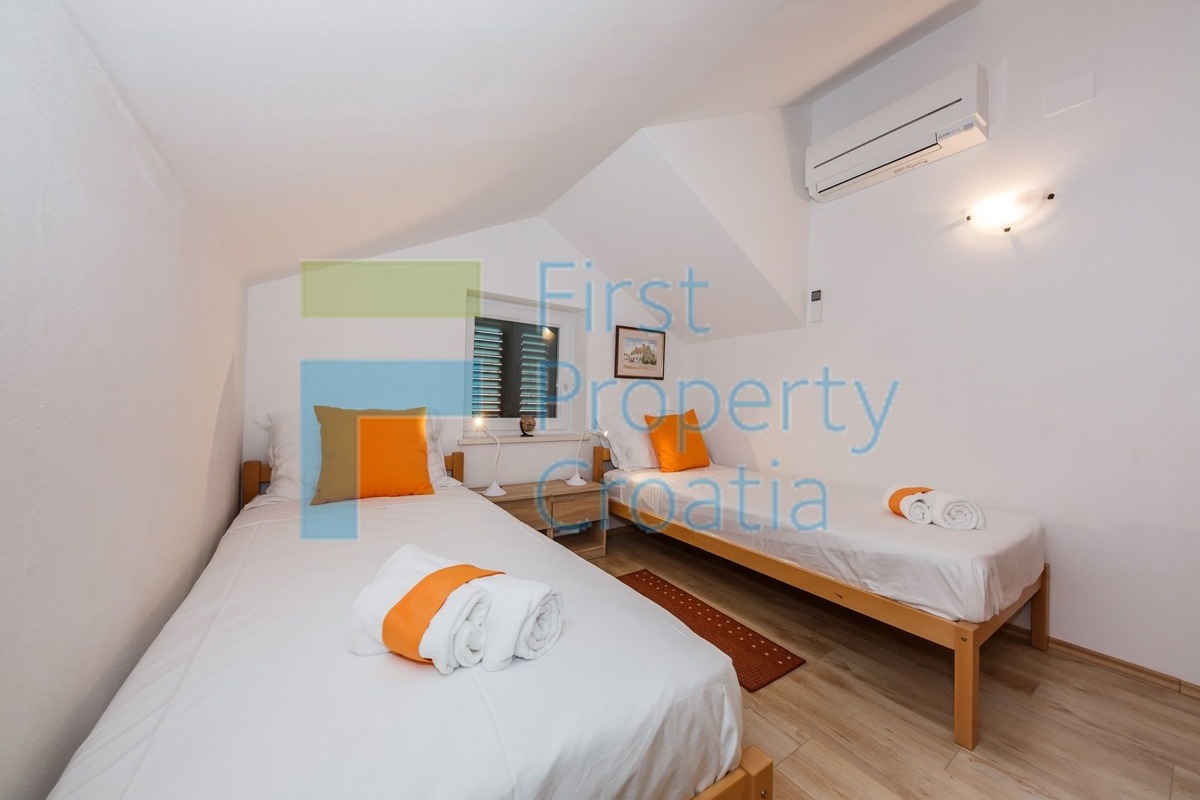 BR0758 - Tradicionalna vila prvi red do mora, Brač, na prodaju