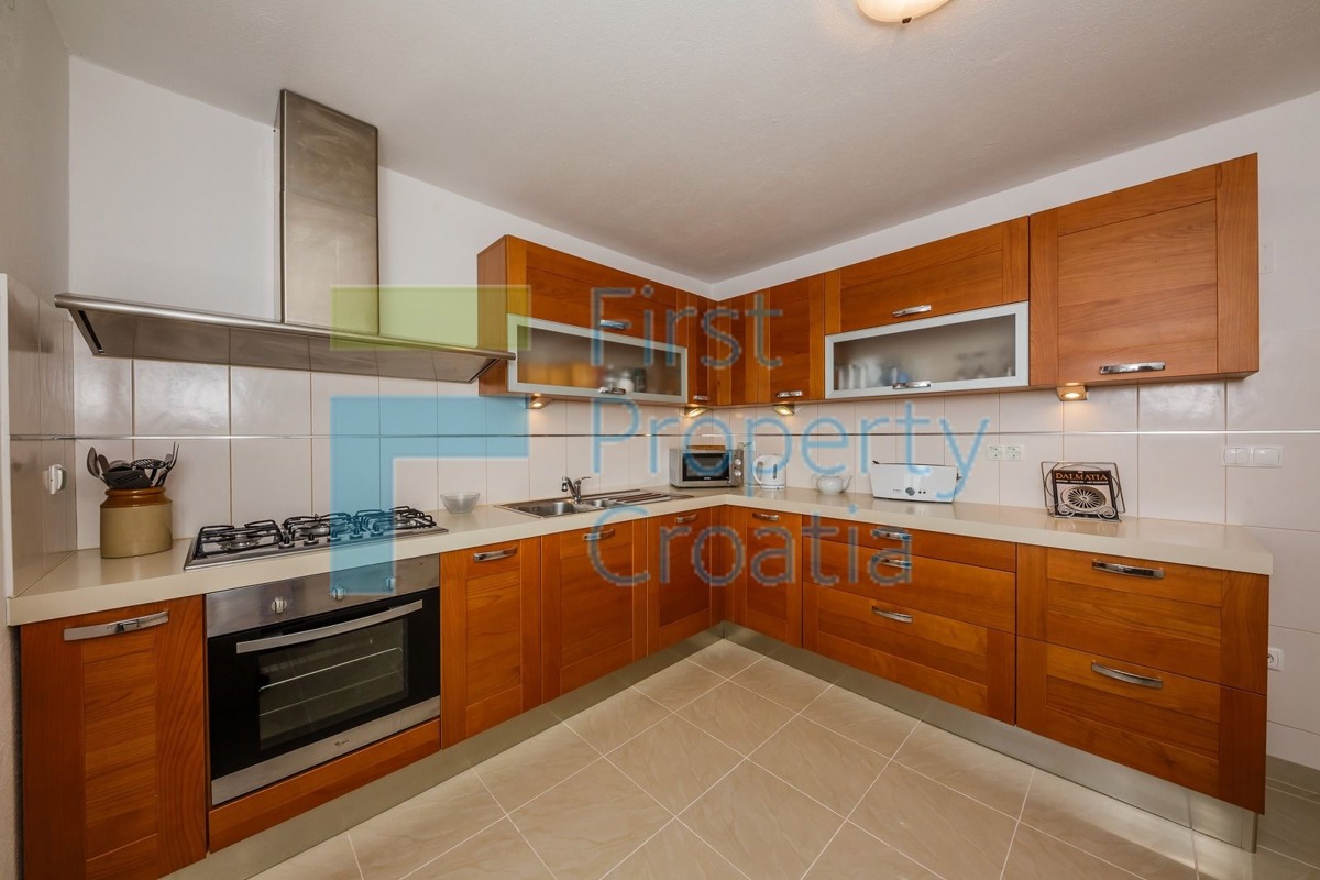 BR0758 - Tradicionalna vila prvi red do mora, Brač, na prodaju