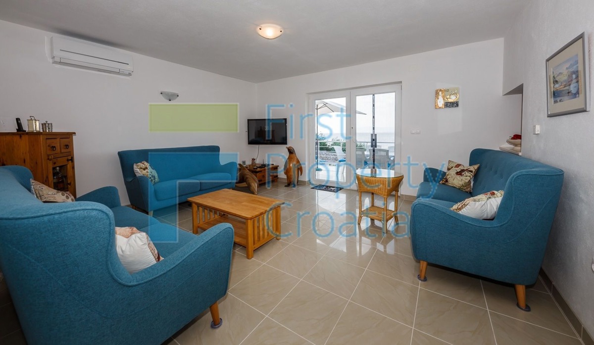 BR0758 - Tradicionalna vila prvi red do mora, Brač, na prodaju