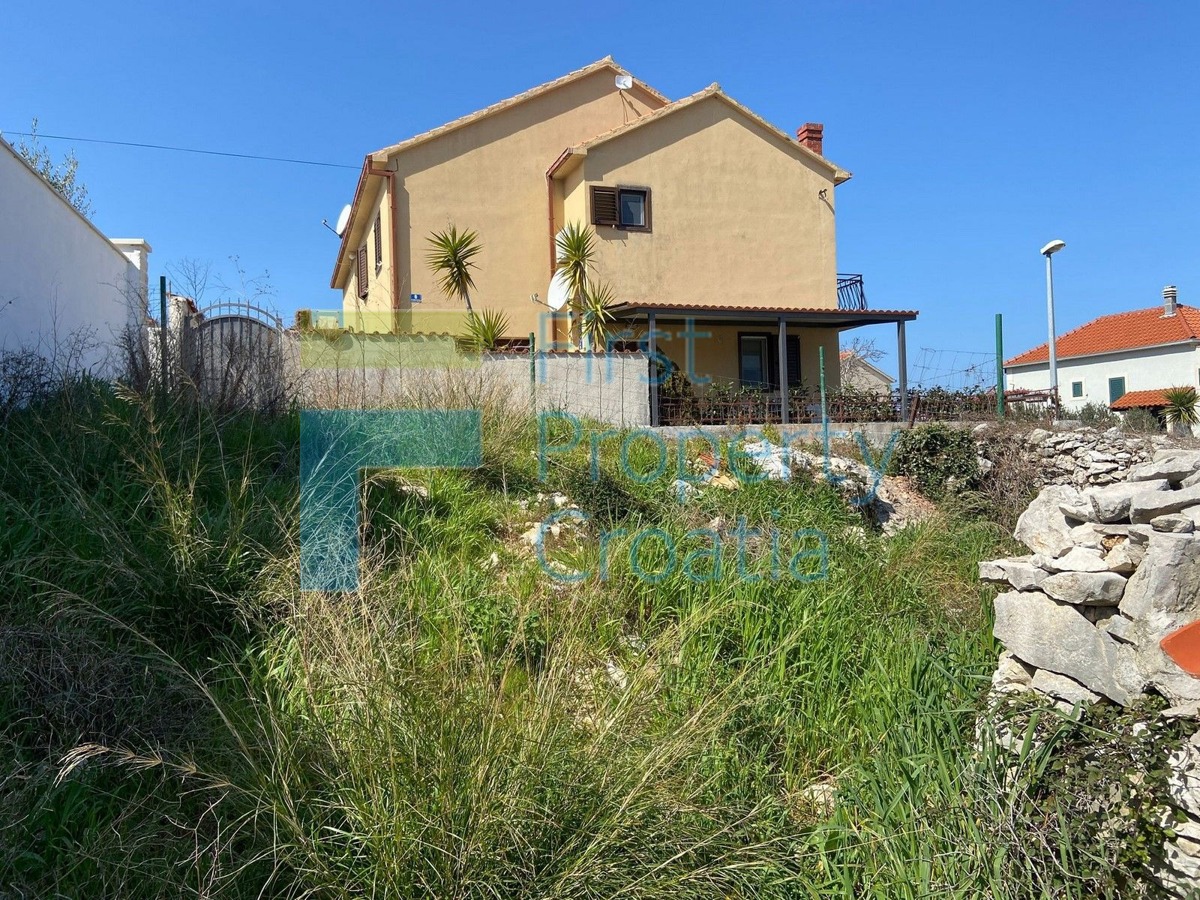 BR1610 - Građevinsko zemljište u mirnom okruženju, Brač, na prodaju