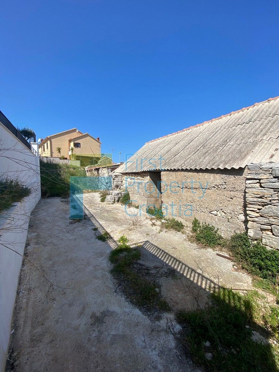 BR1610 - Građevinsko zemljište u mirnom okruženju, Brač, na prodaju