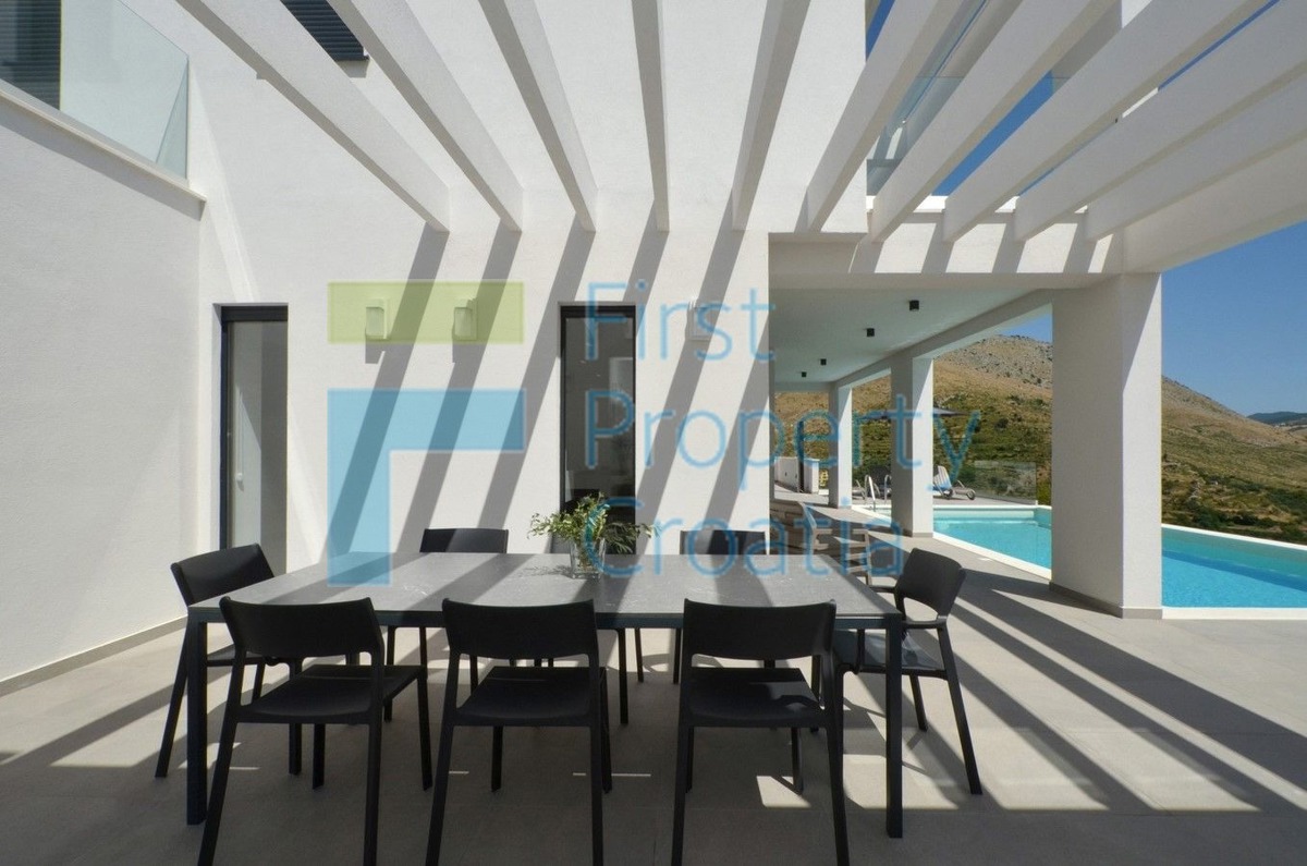 ST1566 - Raskošna vila na velikoj parceli, okolica Splita, na prodaju