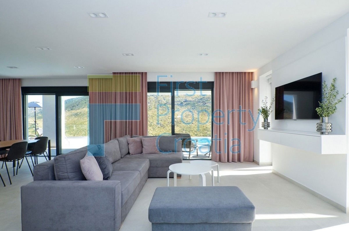 ST1566 - Raskošna vila na velikoj parceli, okolica Splita, na prodaju