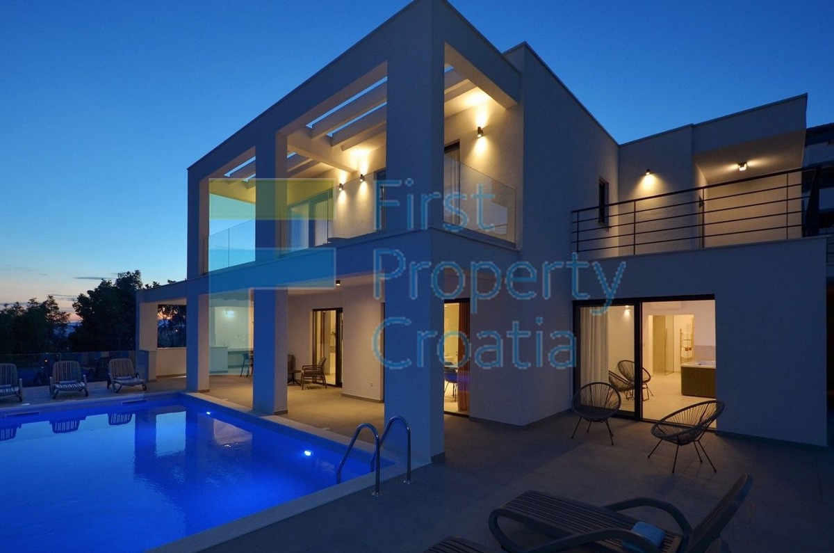 ST1566 - Raskošna vila na velikoj parceli, okolica Splita, na prodaju