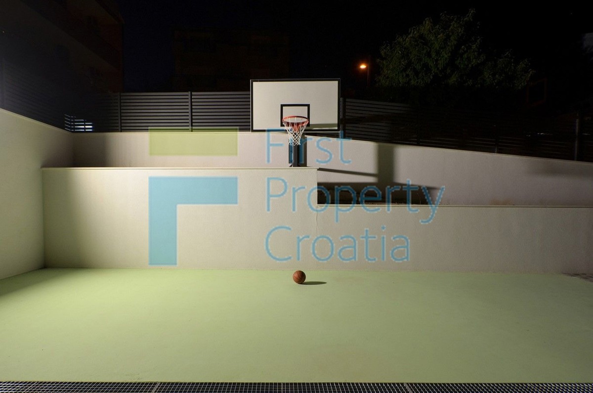 ST1566 - Raskošna vila na velikoj parceli, okolica Splita, na prodaju