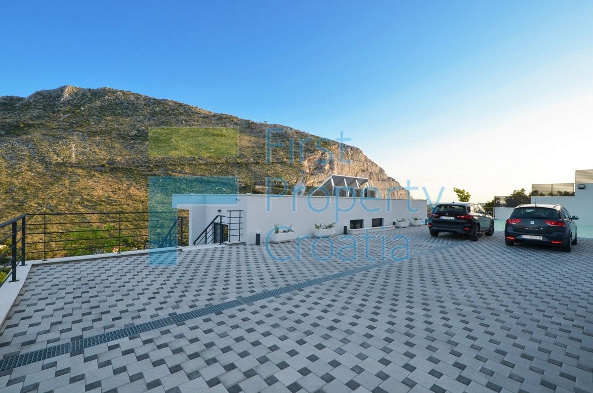 ST1566 - Raskošna vila na velikoj parceli, okolica Splita, na prodaju