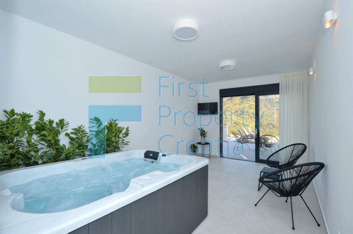 ST1566 - Raskošna vila na velikoj parceli, okolica Splita, na prodaju