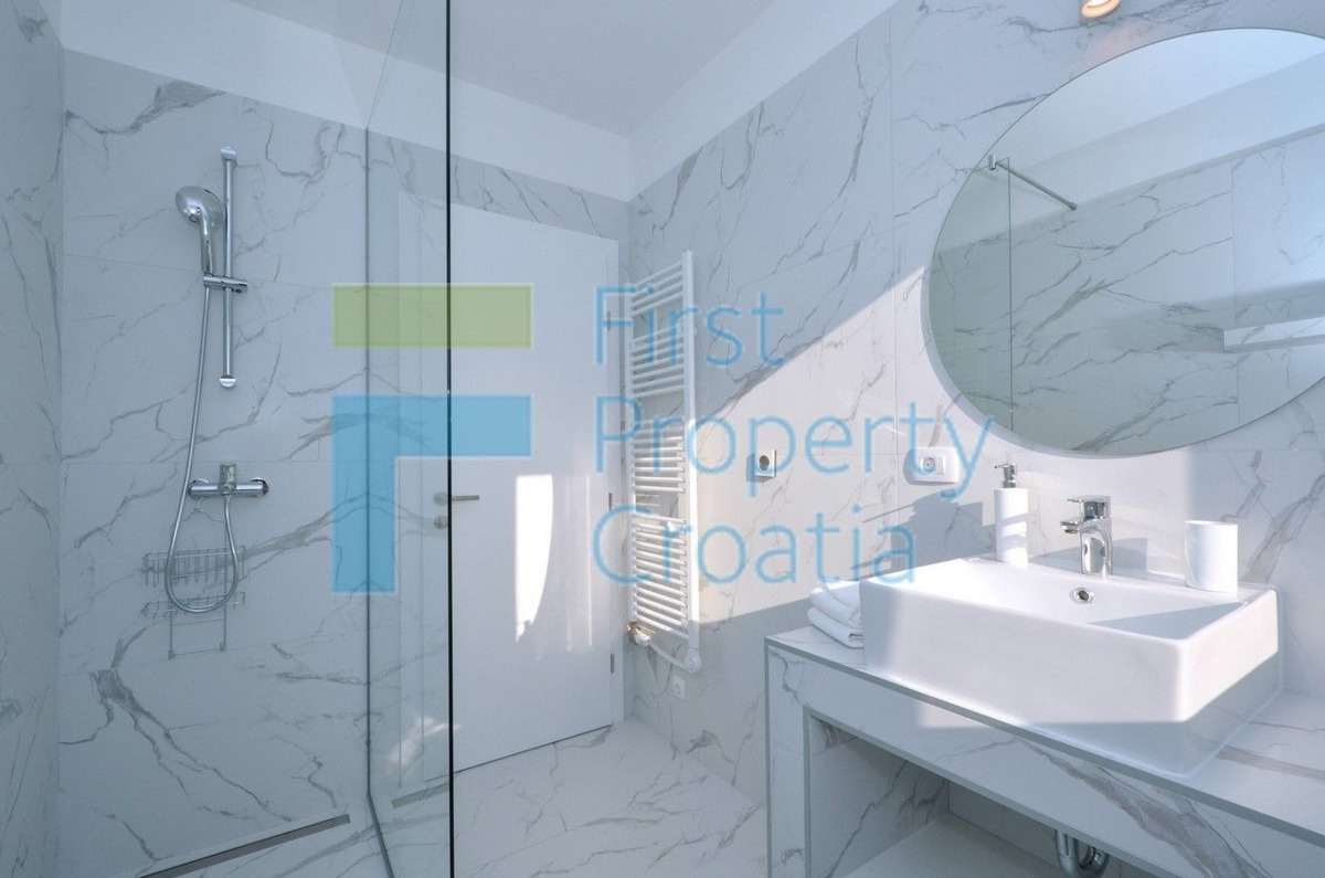 ST1566 - Raskošna vila na velikoj parceli, okolica Splita, na prodaju