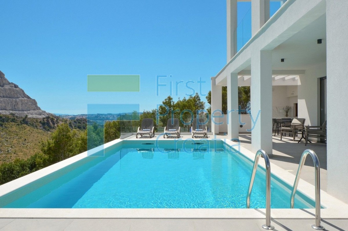 ST1566 - Raskošna vila na velikoj parceli, okolica Splita, na prodaju