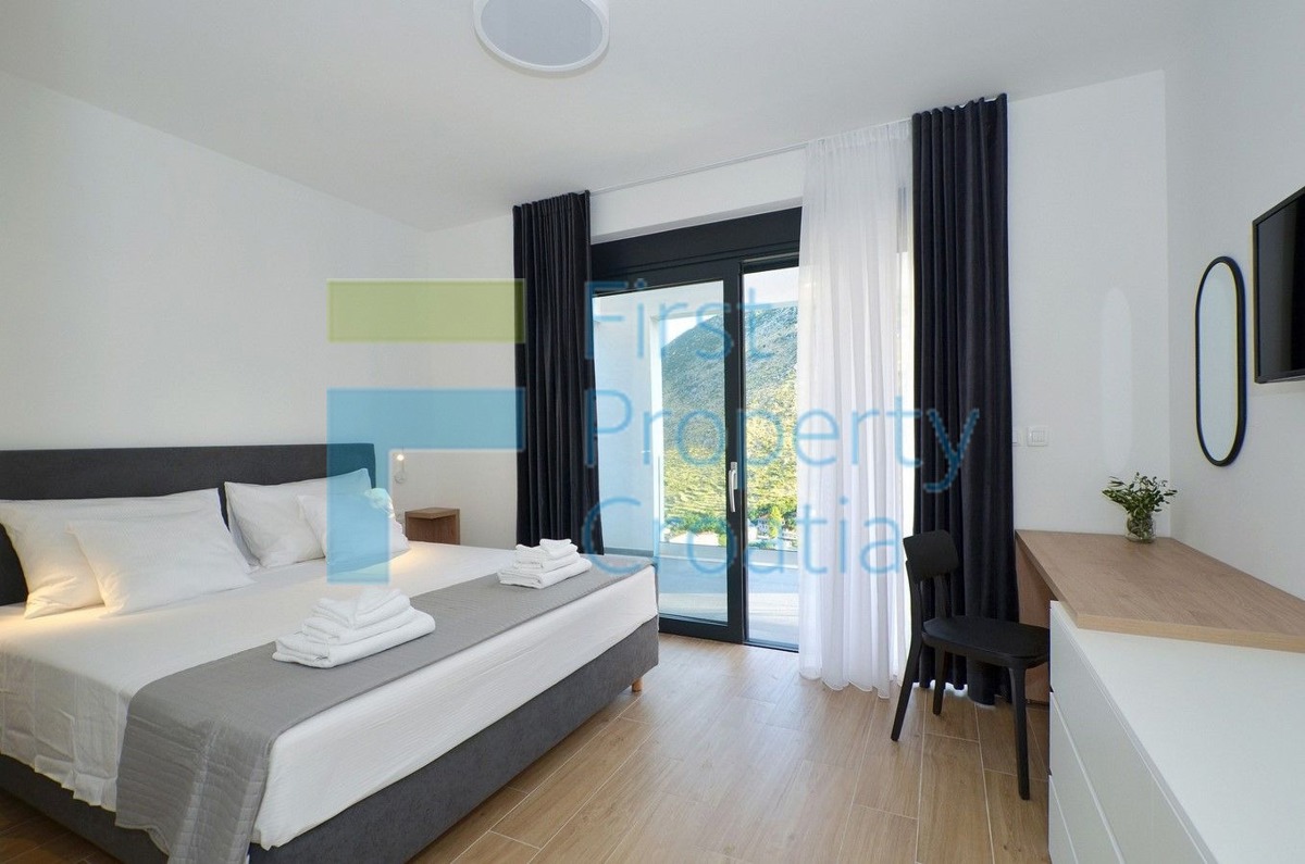 ST1566 - Raskošna vila na velikoj parceli, okolica Splita, na prodaju