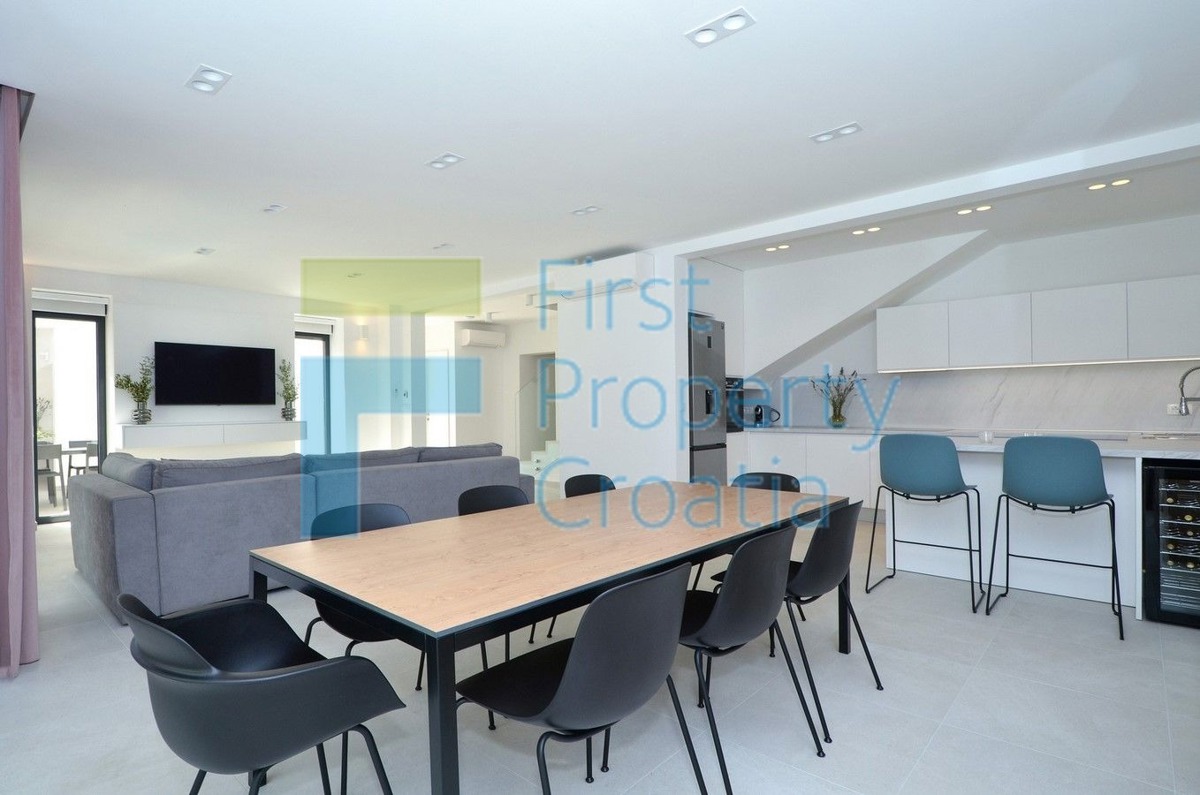 ST1566 - Raskošna vila na velikoj parceli, okolica Splita, na prodaju