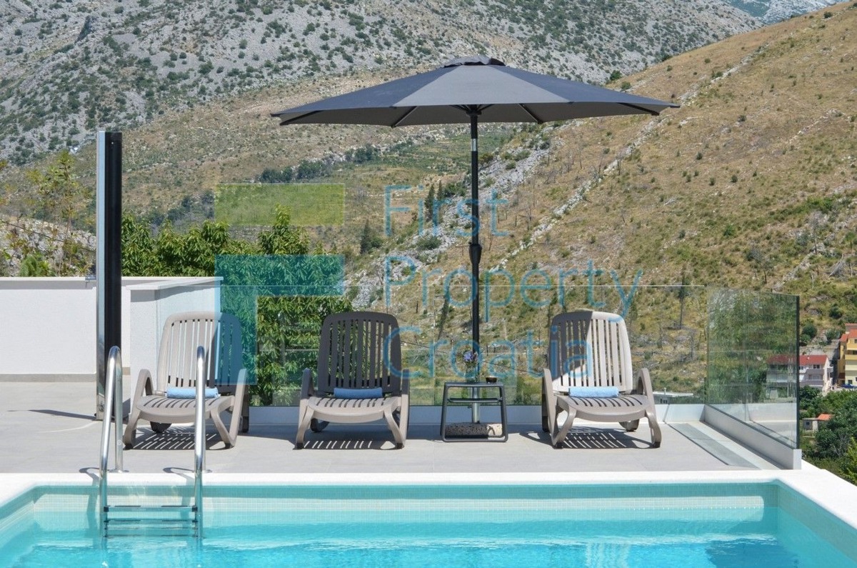 ST1566 - Raskošna vila na velikoj parceli, okolica Splita, na prodaju