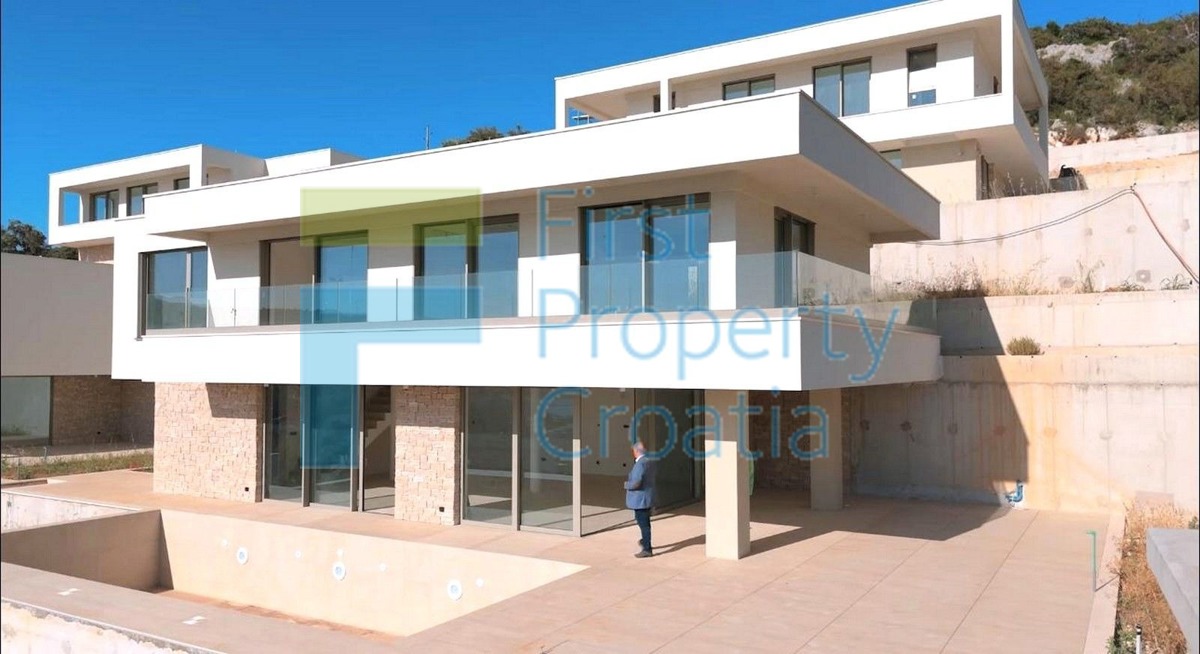 TG1712 - Luksuzne vile s pogledom na more, blizina Trogira, na prodaju