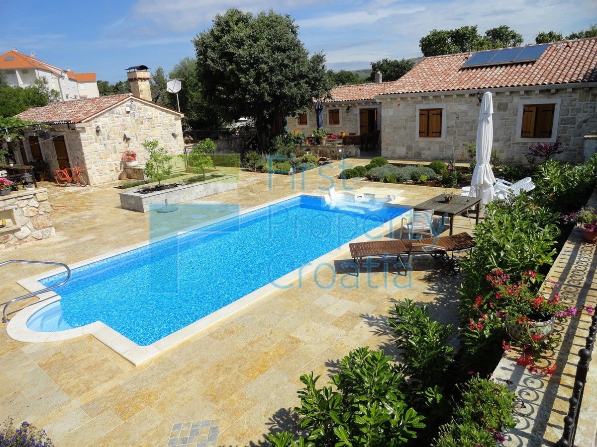 RG0824 - Kamena vila s bazenom, okolica Rogoznice, na prodaju